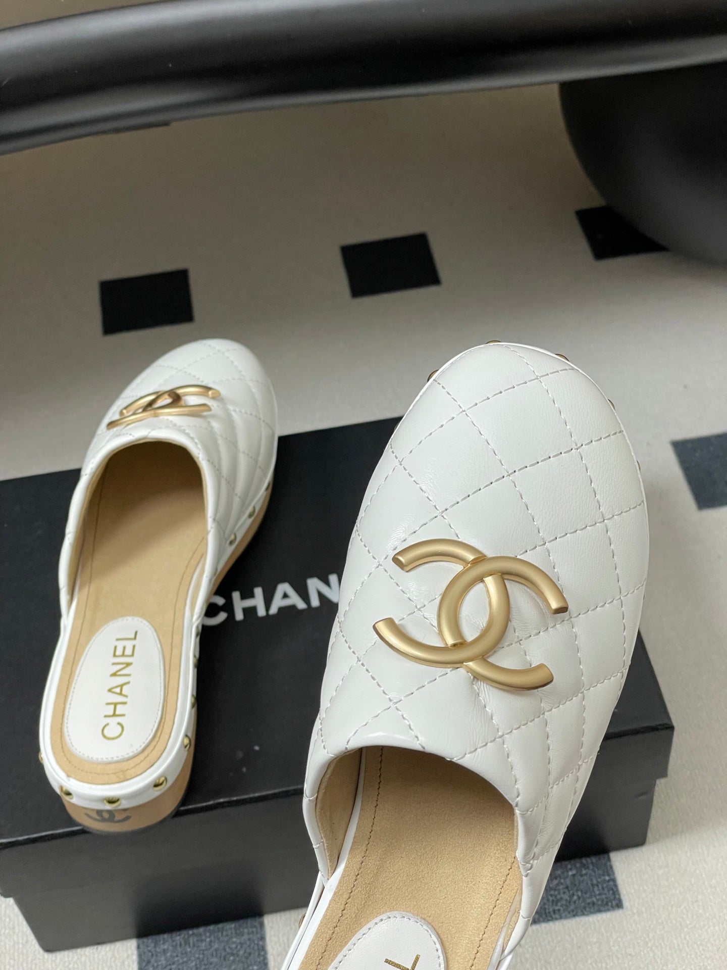 CC 26s Flat Mule White Beige Cowhide 649403