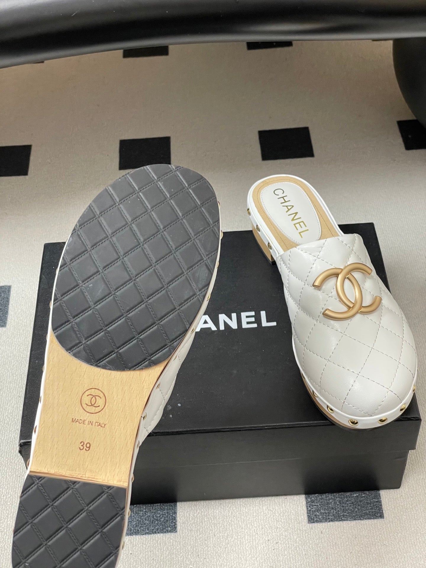 CC 26s Flat Mule White Beige Cowhide 649403