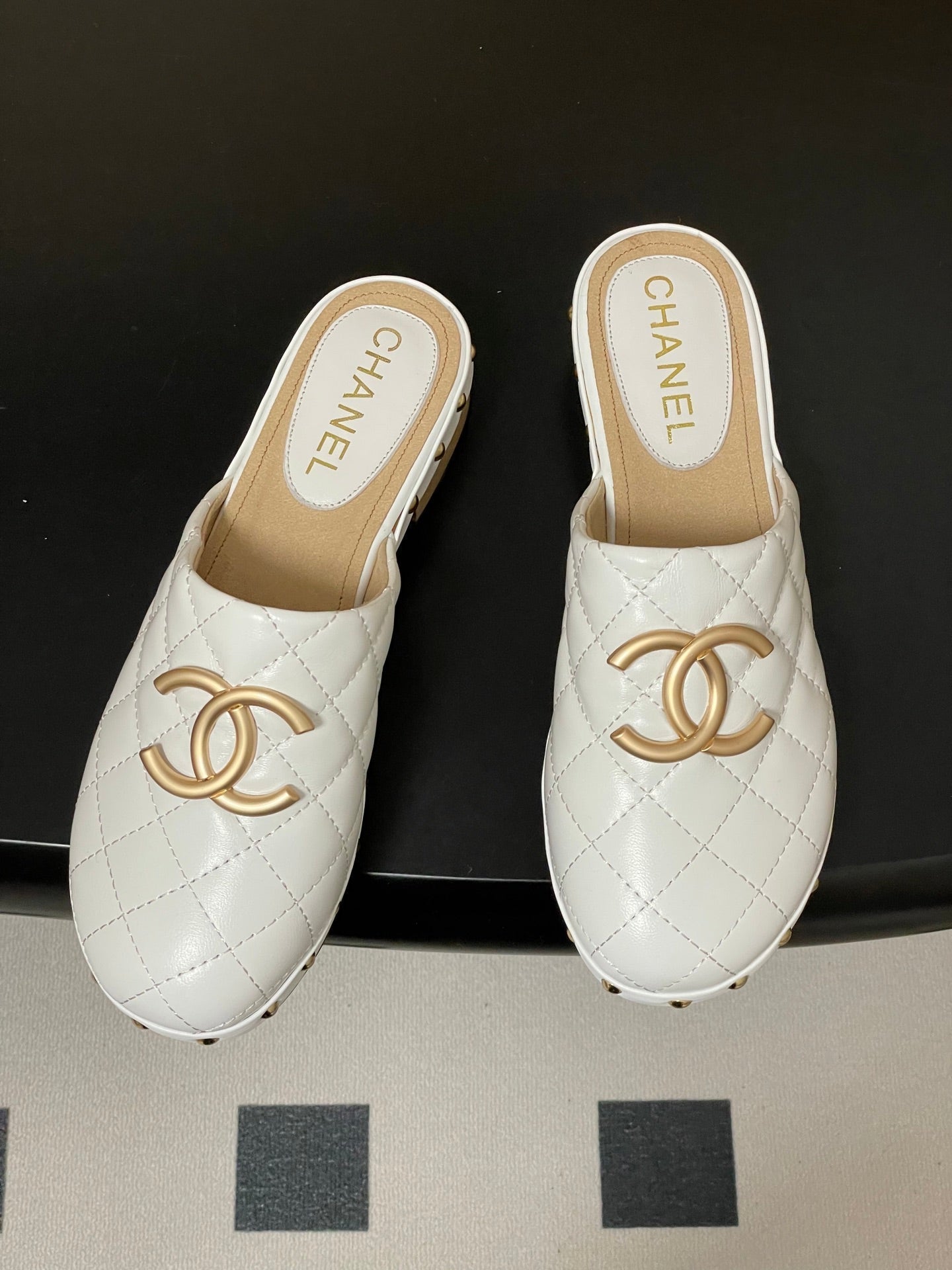 CC 26s Flat Mule White Beige Cowhide 649403