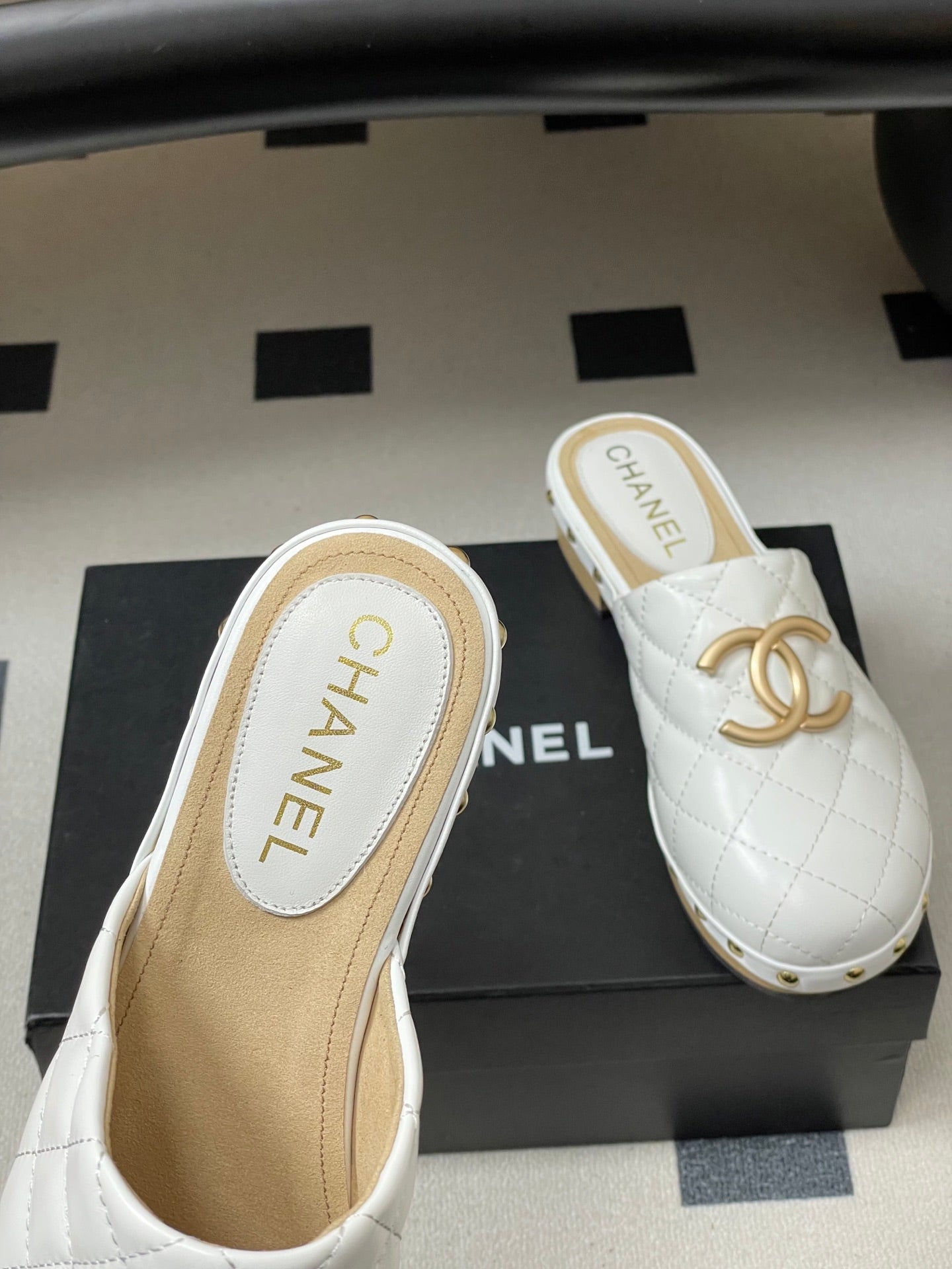CC 26s Flat Mule White Beige Cowhide 649403