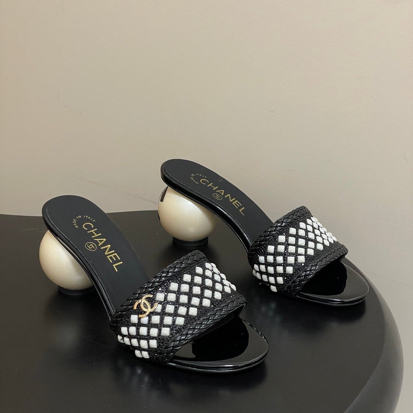CC 26s Pearl Sandals 70 Black Patent Leather 649540