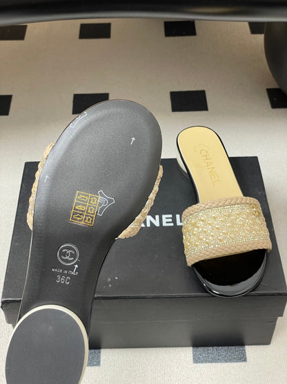 CC 26s Pearl Flat Sandals Beige Patent Leather 649541