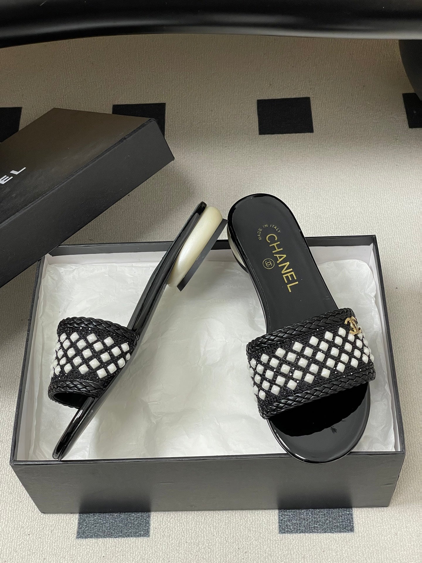 CC 26s Pearl Flat Sandals Black White Patent Leather 649543
