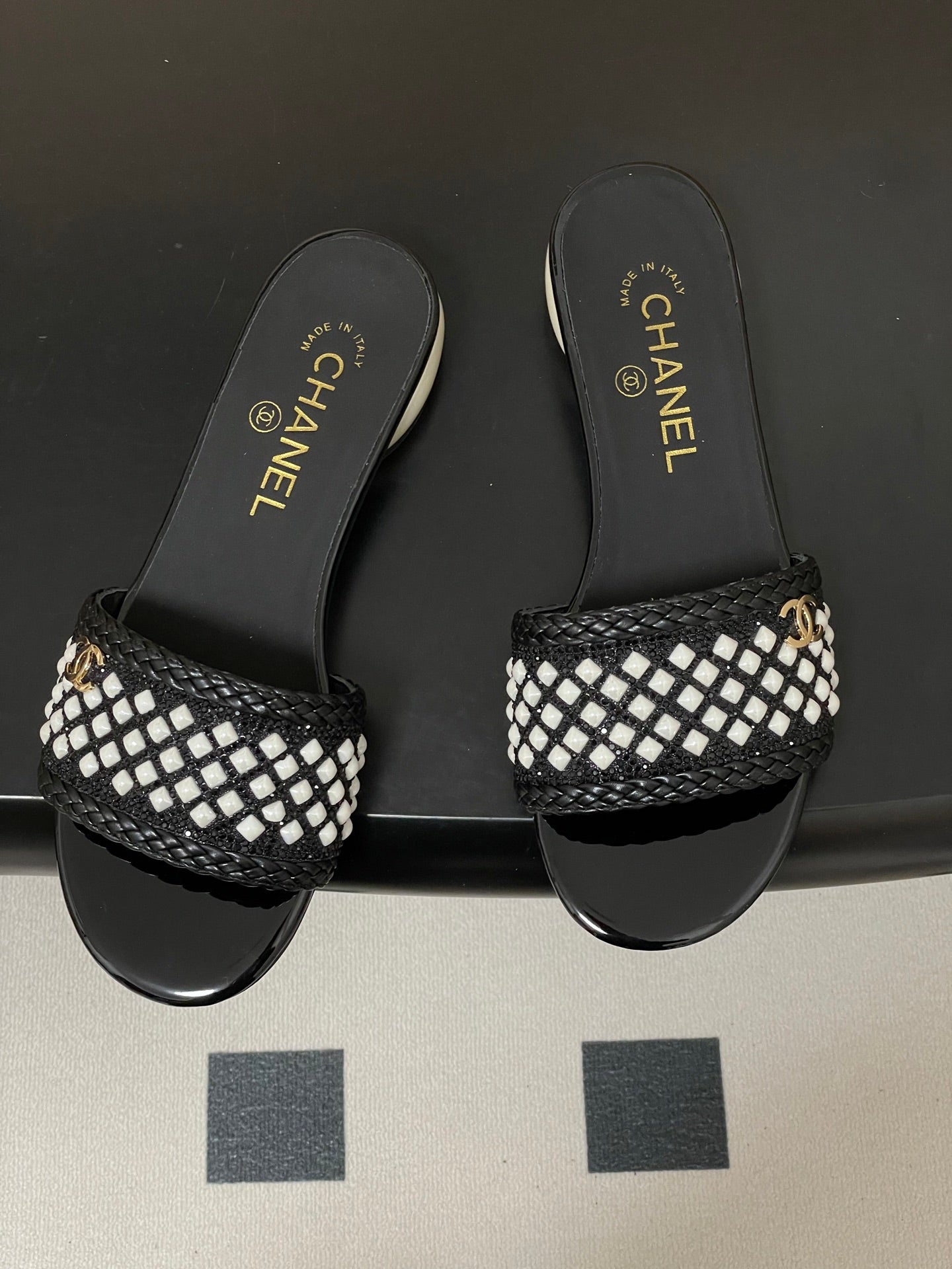 CC 26s Pearl Flat Sandals Black White Patent Leather 649543