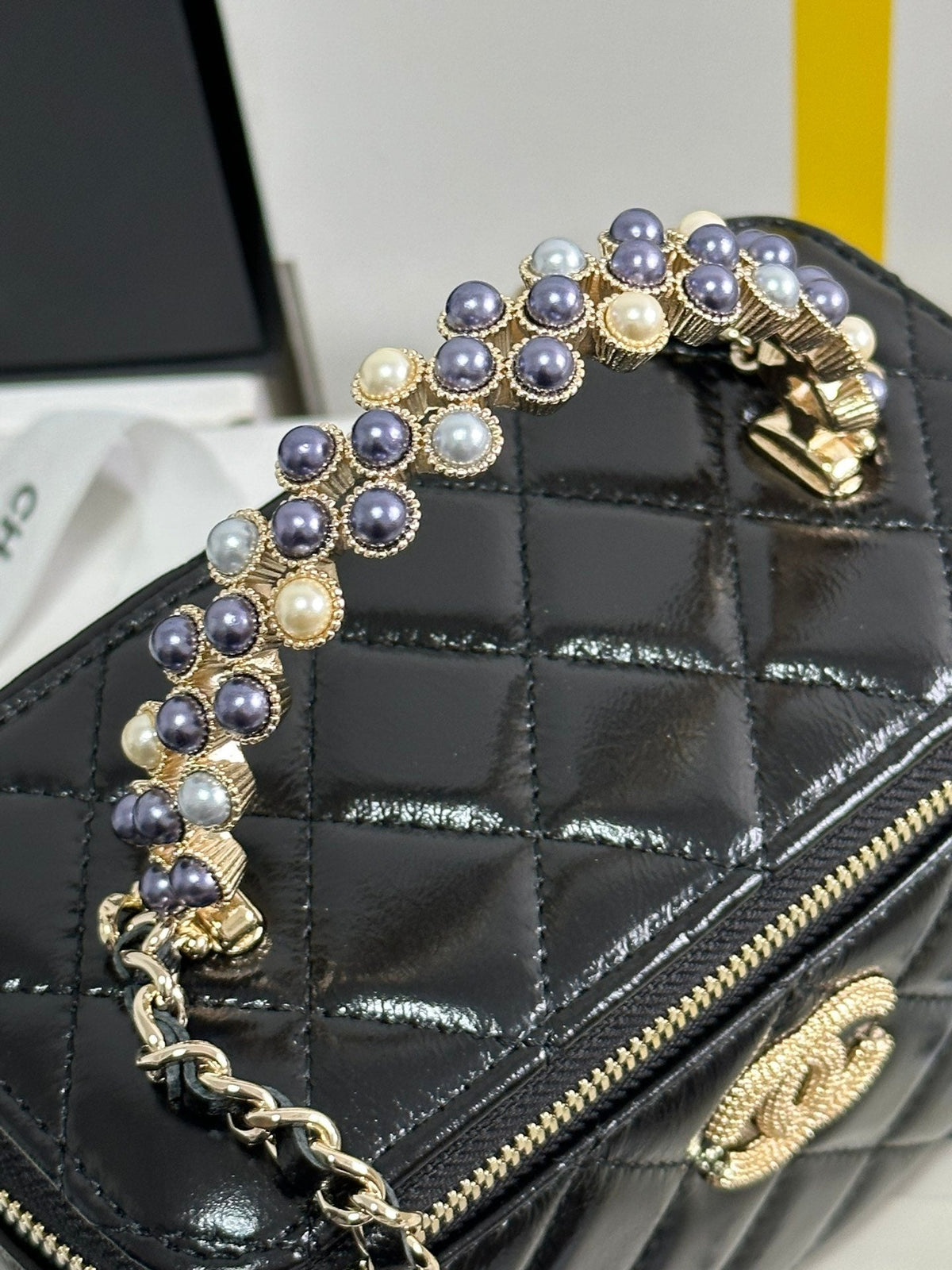 VANITY CASE 18 IN BLACK SHINY LAMBSKIN WITH PEARL HANDLE