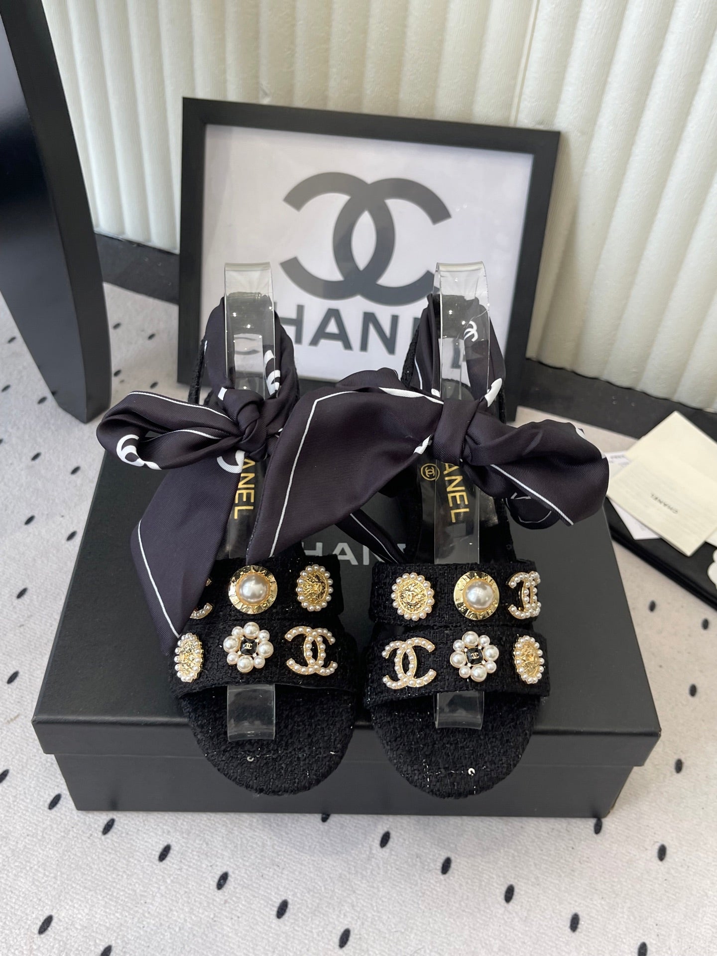 CC 26s Sandals 55 Black Tweed Mixed Gold Charm 650081