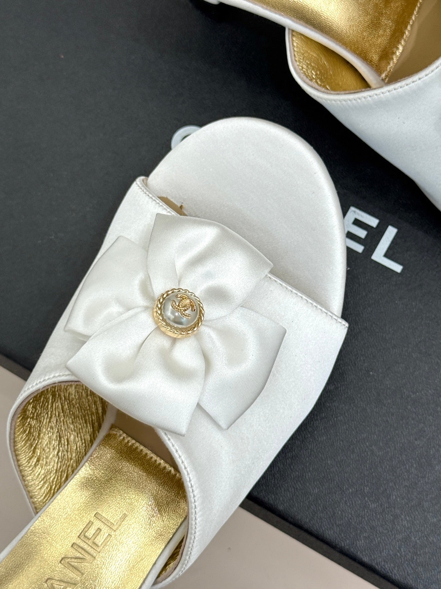 CC 26 Bow Sandal 55mm White Gold Satin Sheepskin 609805