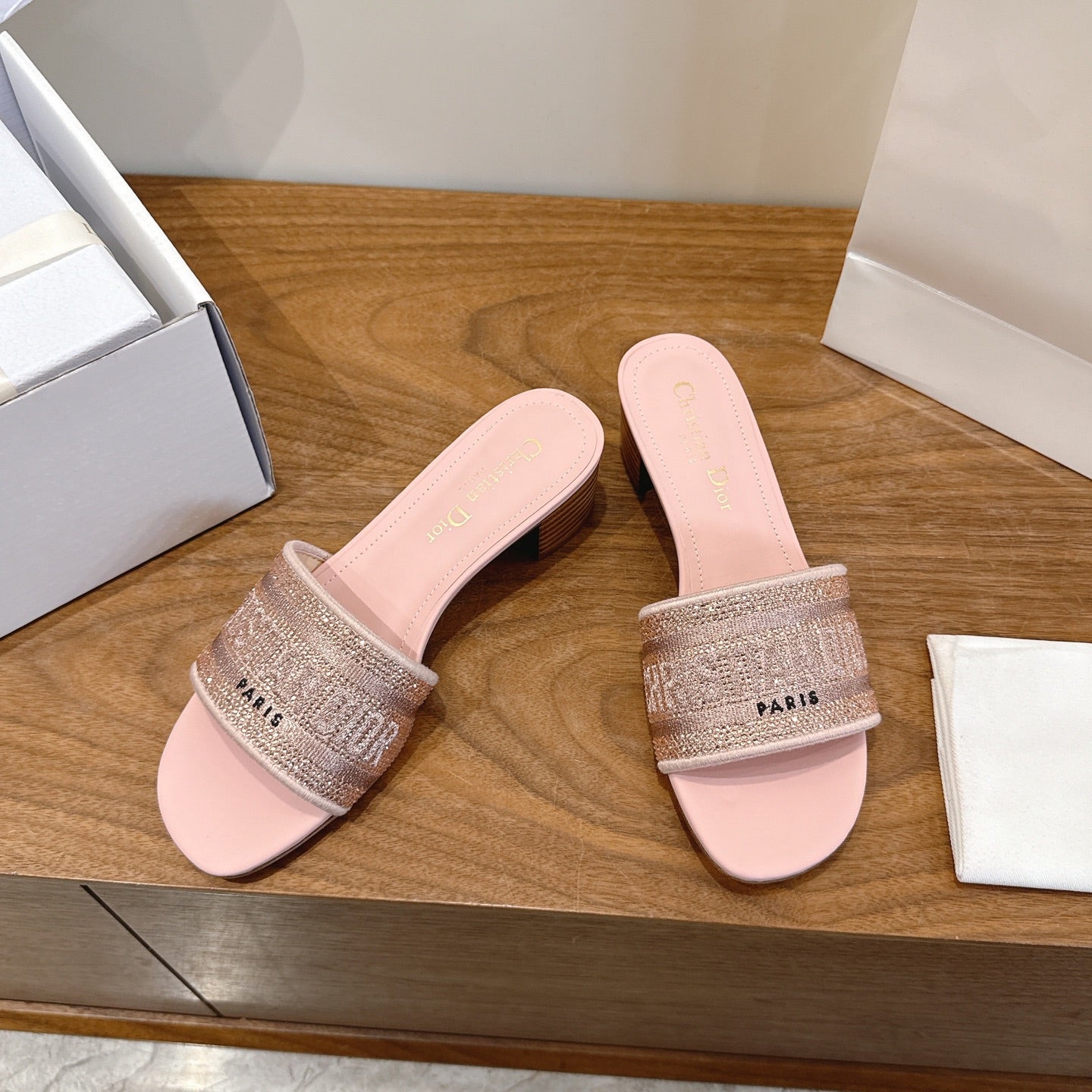 CD 26s Embroidered Sandals Pink Canvas Leather 685602