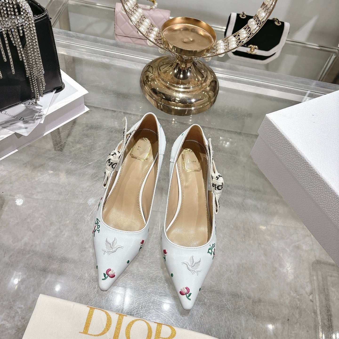 CD 26 High Heel Pump Flower 45 White Sheepskin Ribbon 679716