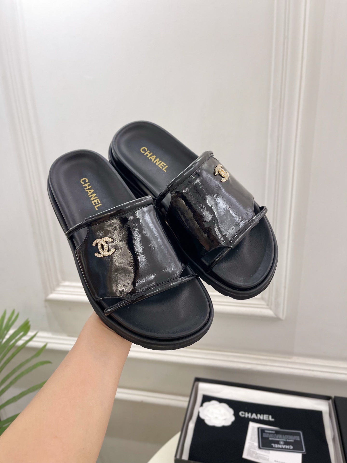 Chanel 2026 Platform Casual Slippers Patent Leather Sheepskin 831556