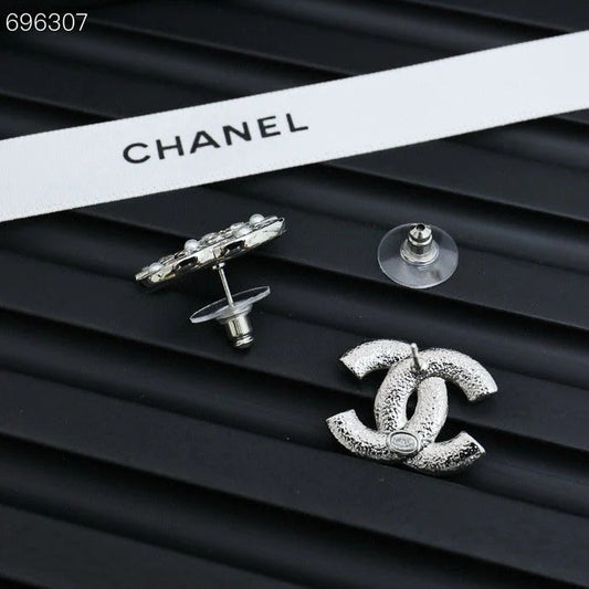 STUD EARRINGS IN SILVER METAL PEARLY WHITE AND CRYSTAL