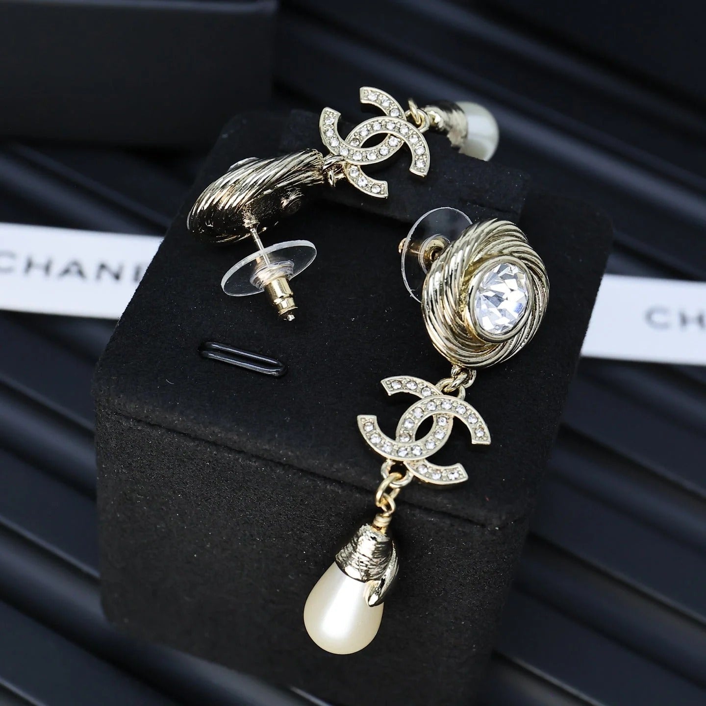 25S TWISTED RIBBED DOUBLE C IN GOLD METAL LONG PEARL PENDANT EARRINGS